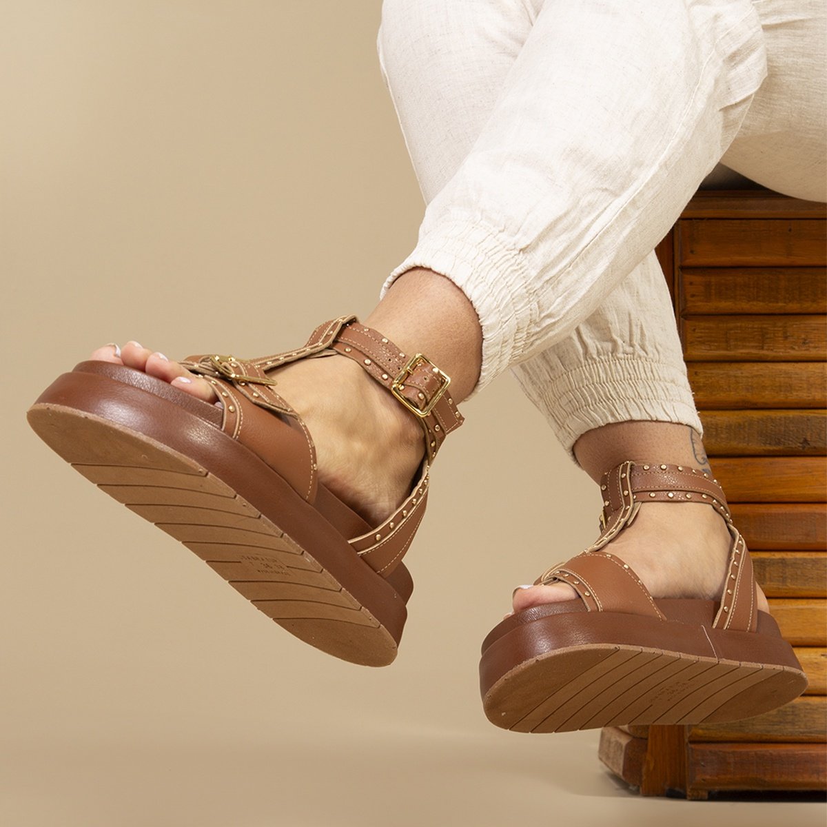 Sandalia FlatForm Caramelo com Spikes - YES, Conforto e Estilo Moderno Caramelo 9