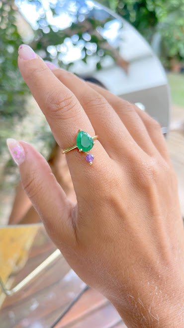 Semijoia - Anel cristal esmeralda em gota com mini pingente de ametista Dourado/Verde 2