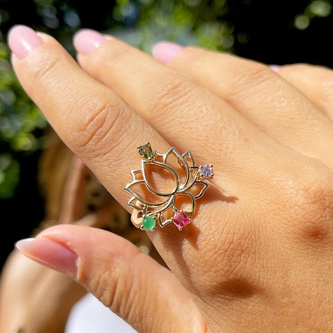 Semijoia - Anel Flor de Lótus e Cristais - Ouro 18k Dourado 3