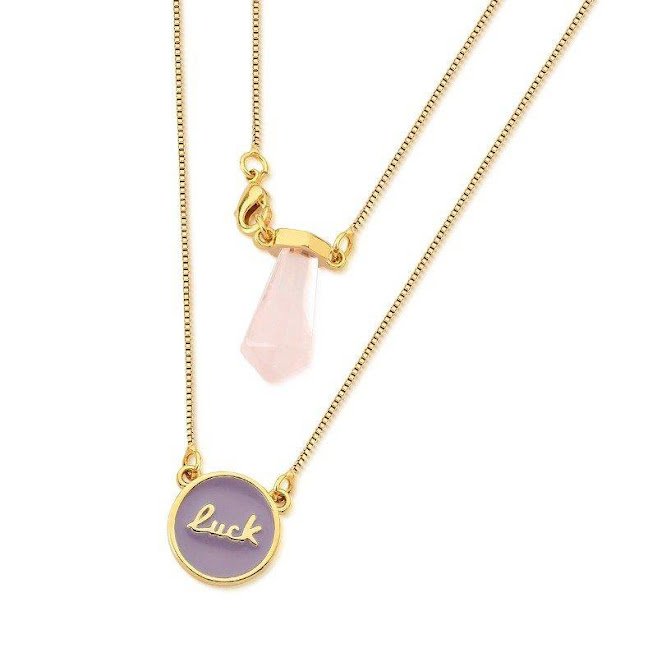 Semijoia - Colar Duplo com Pedra Quartzo Rosa Lapidada em Ponta e Medalinha Esmaltada Luck