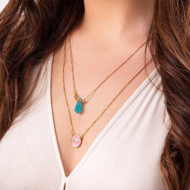 Semijoia - Colar Duplo com Pedra Quartzo Rosa Lapidada em Ponta e Medalinha Esmaltada Luck Dourado 2