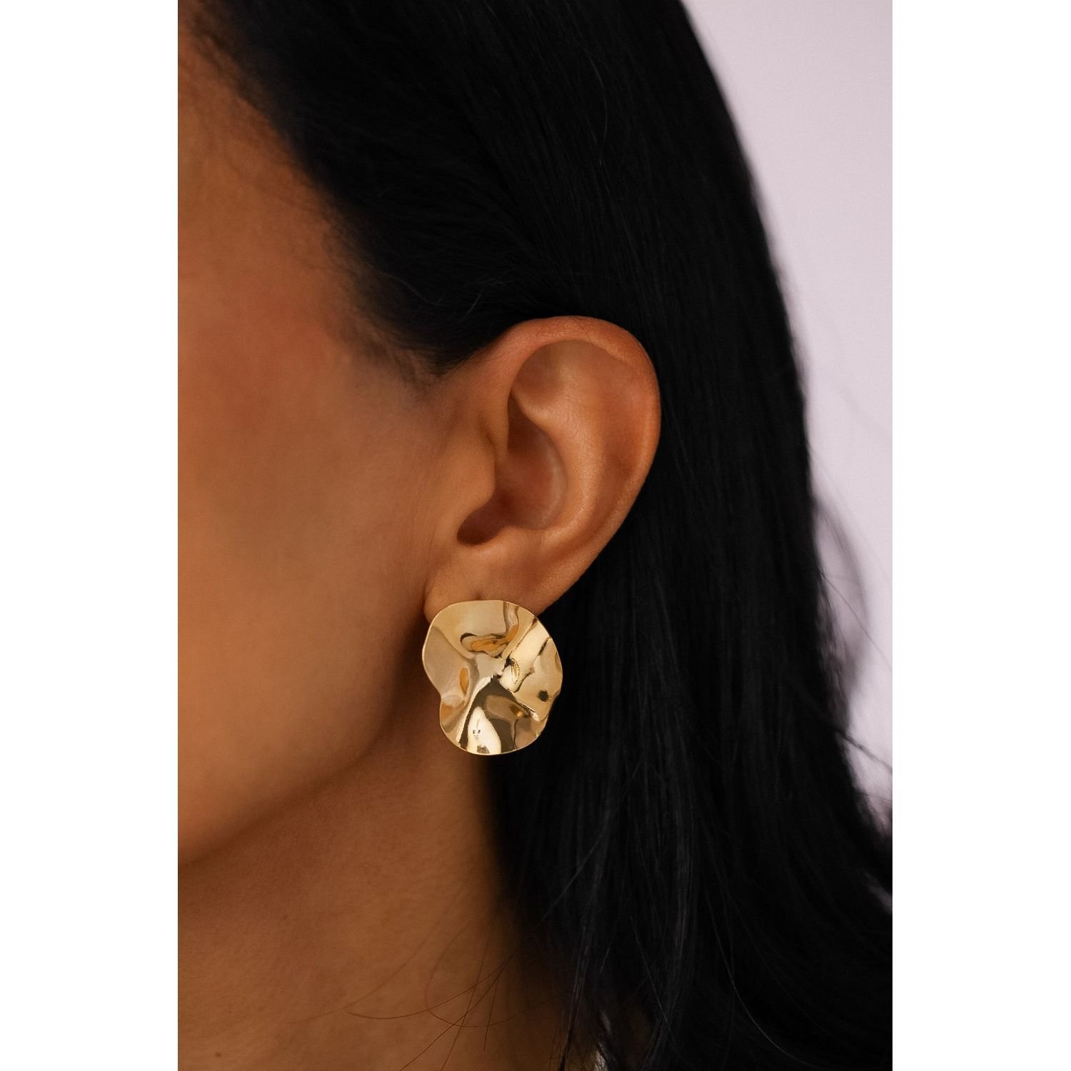 Brinco Oval Ondulado Organico Banhado a ouro 18k Dourado 2