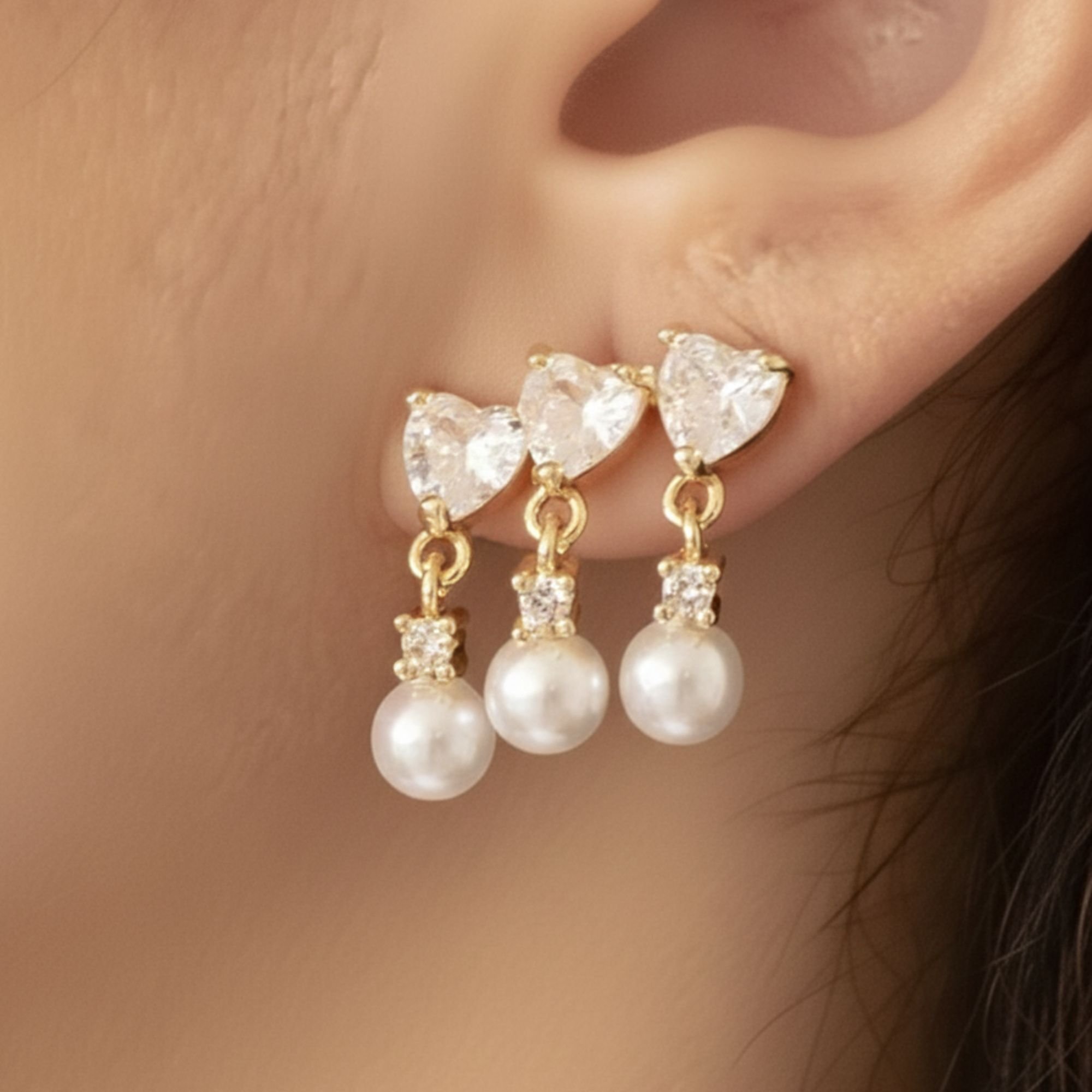 Brinco Earcuff de Perolas e Zirconias Banhada a Ouro 18k Dourado 2