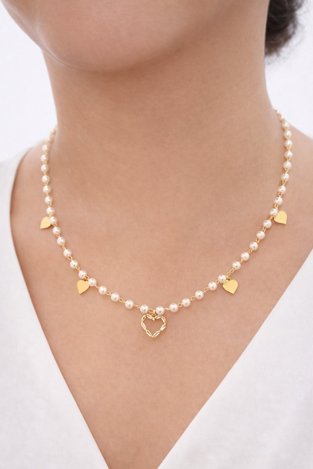 Gargantilha Perolas com Corações Banhada a Ouro 18k Dourado 2