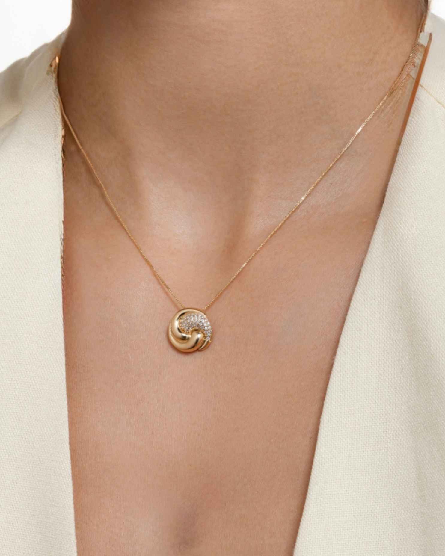 Colar Semijoia Banhada a Ouro 18k Pingente Cravejado de Zircônias Dourado 2