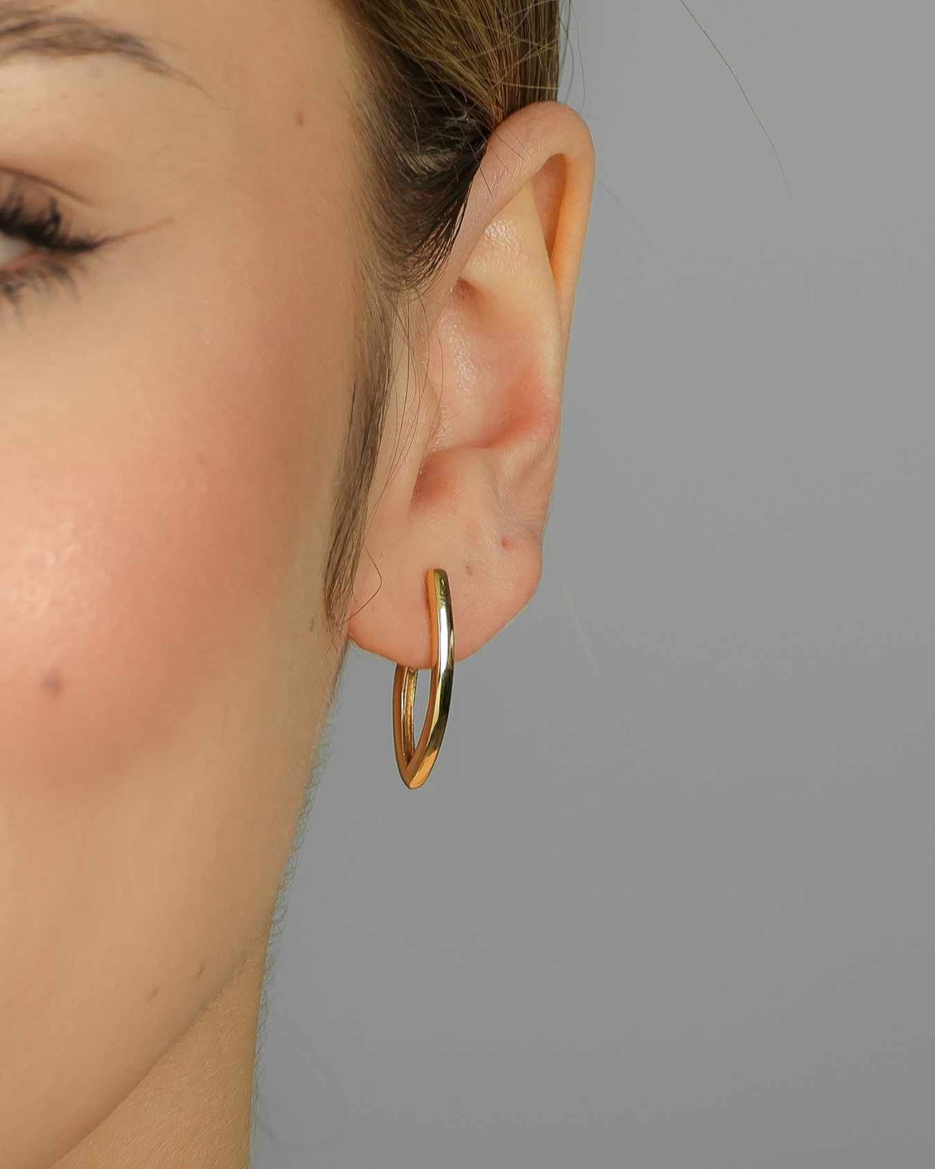 Brinco Semijoia Banhado a Ouro 18k Argolinha Lisa V Dourado 2