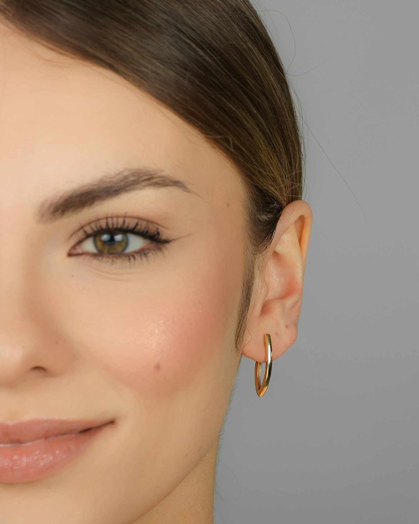 Brinco Semijoia Banhado a Ouro 18k Argolinha Lisa V Dourado 3