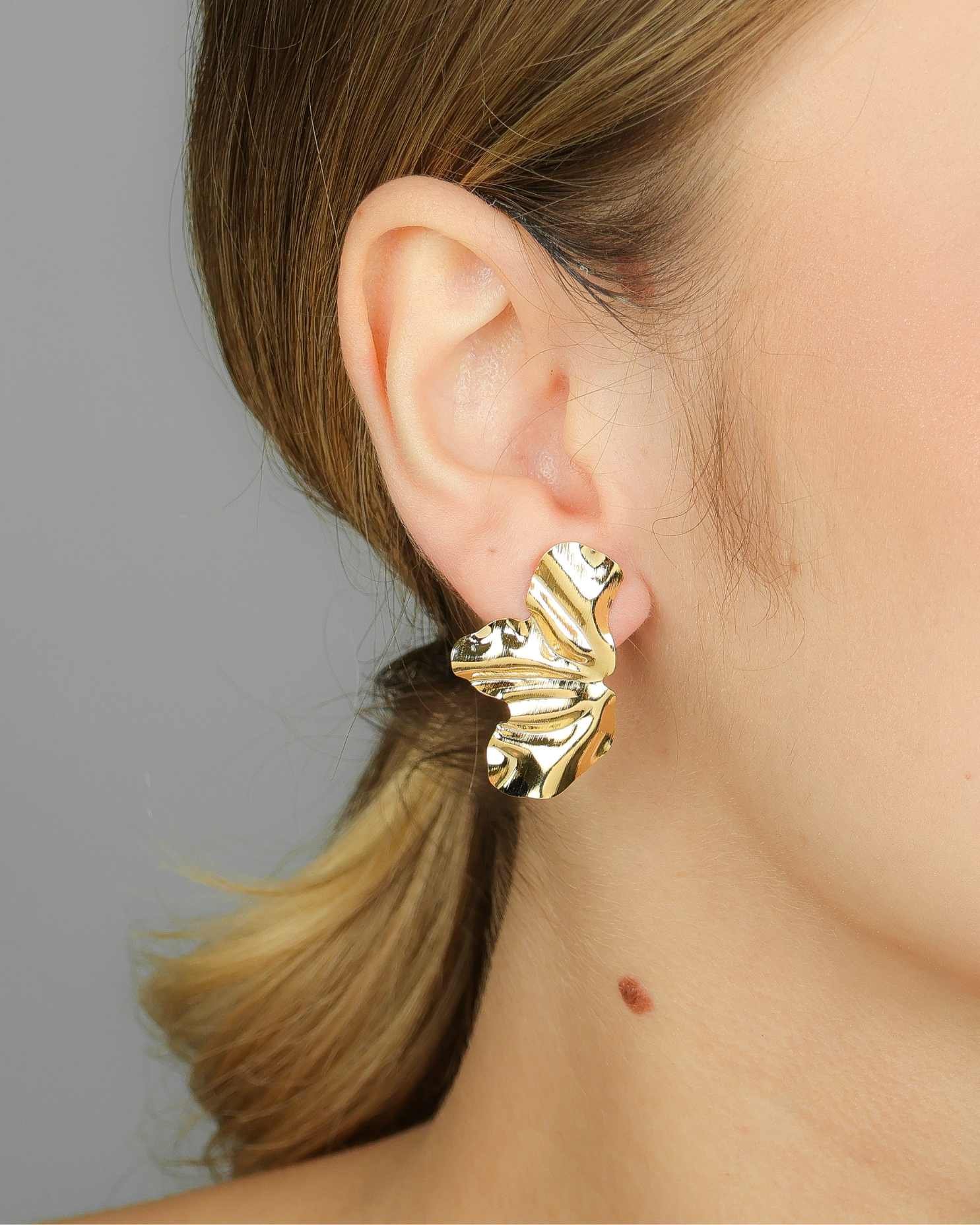 Brinco Semijoia Banhado a Ouro 18k Folha Lisa Texturizada Dourado 2