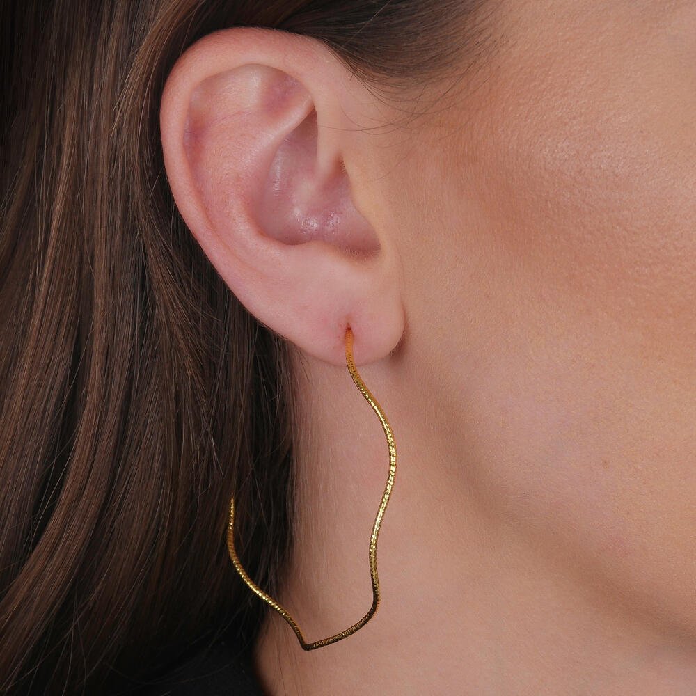 Argola Dourada Ondulada Assimétrica Dourado 2