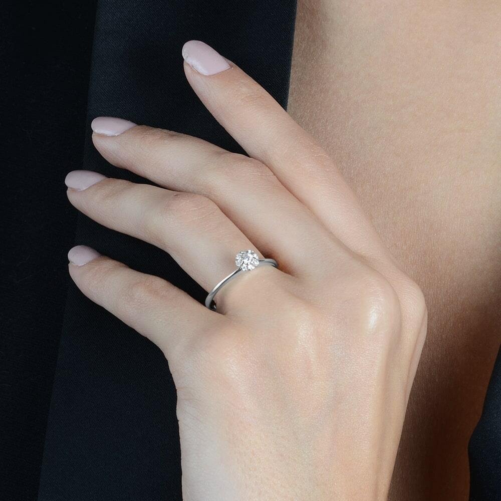 Anel Prateado com 9 Pedras de Zircônia Prata 2