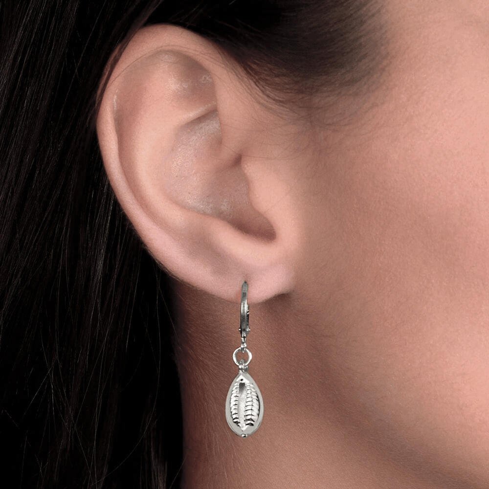 Brinco Prateado de Argolinha Com Búzios Prata 2