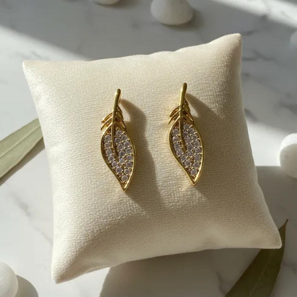 Brinco Pena Banhado a Ouro Pequeno Delicado Dourado 5