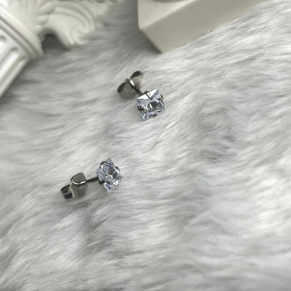 Brinco Ponto de Luz Quadrado Banhado Prata Pequeno Delicado