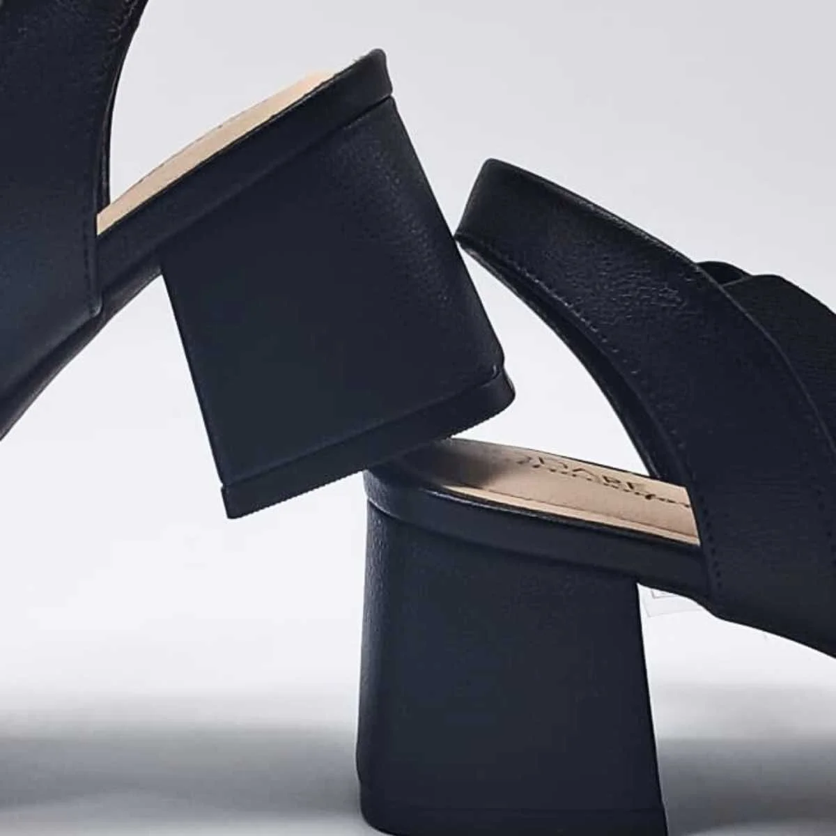 Sandália Feminina Modare Salto Quadrado Elástico 7172.113 Preto 4