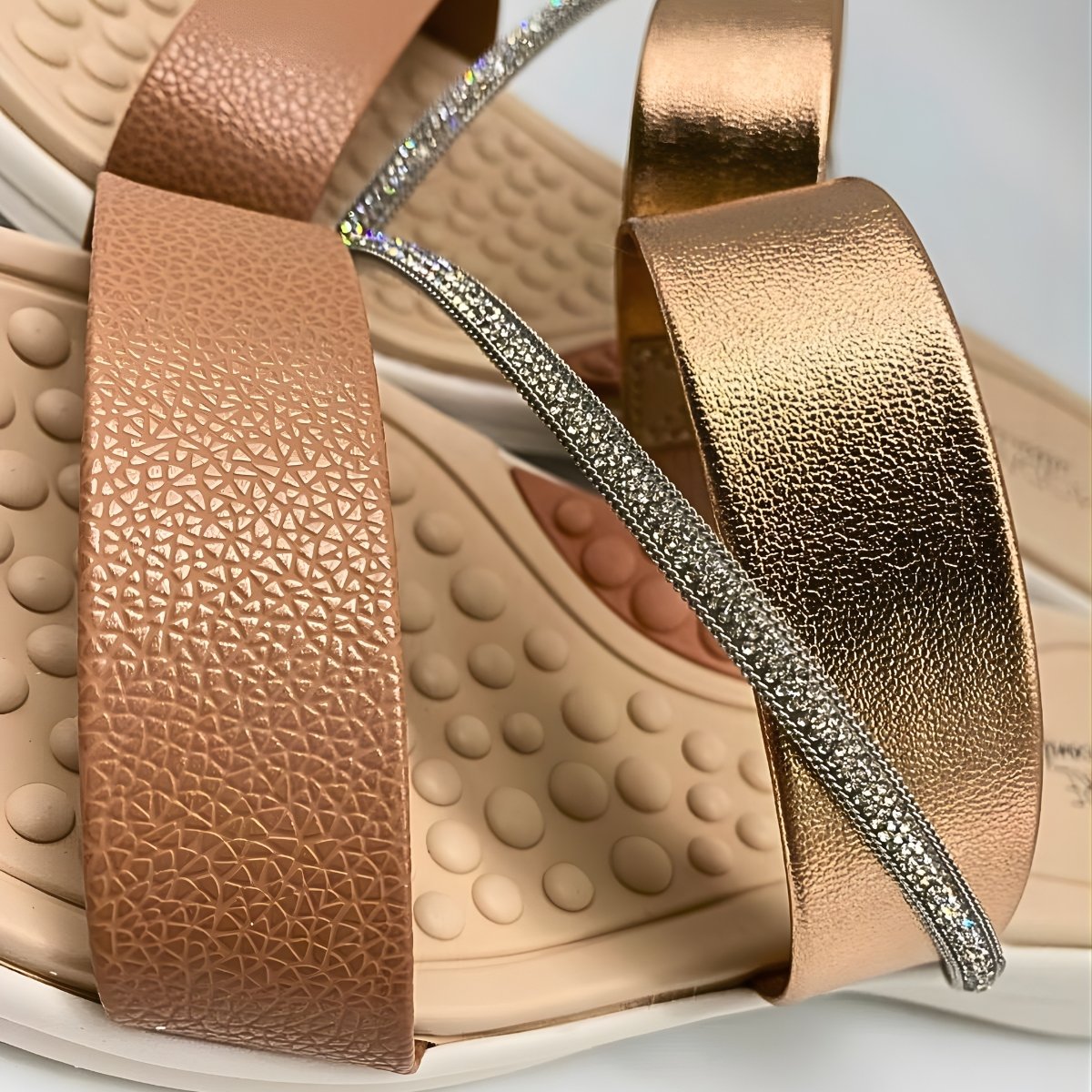 Sandália Feminina Modare Conforto Estilo 2 Tiras Brilho 7174.115 Dourado/Bege 5