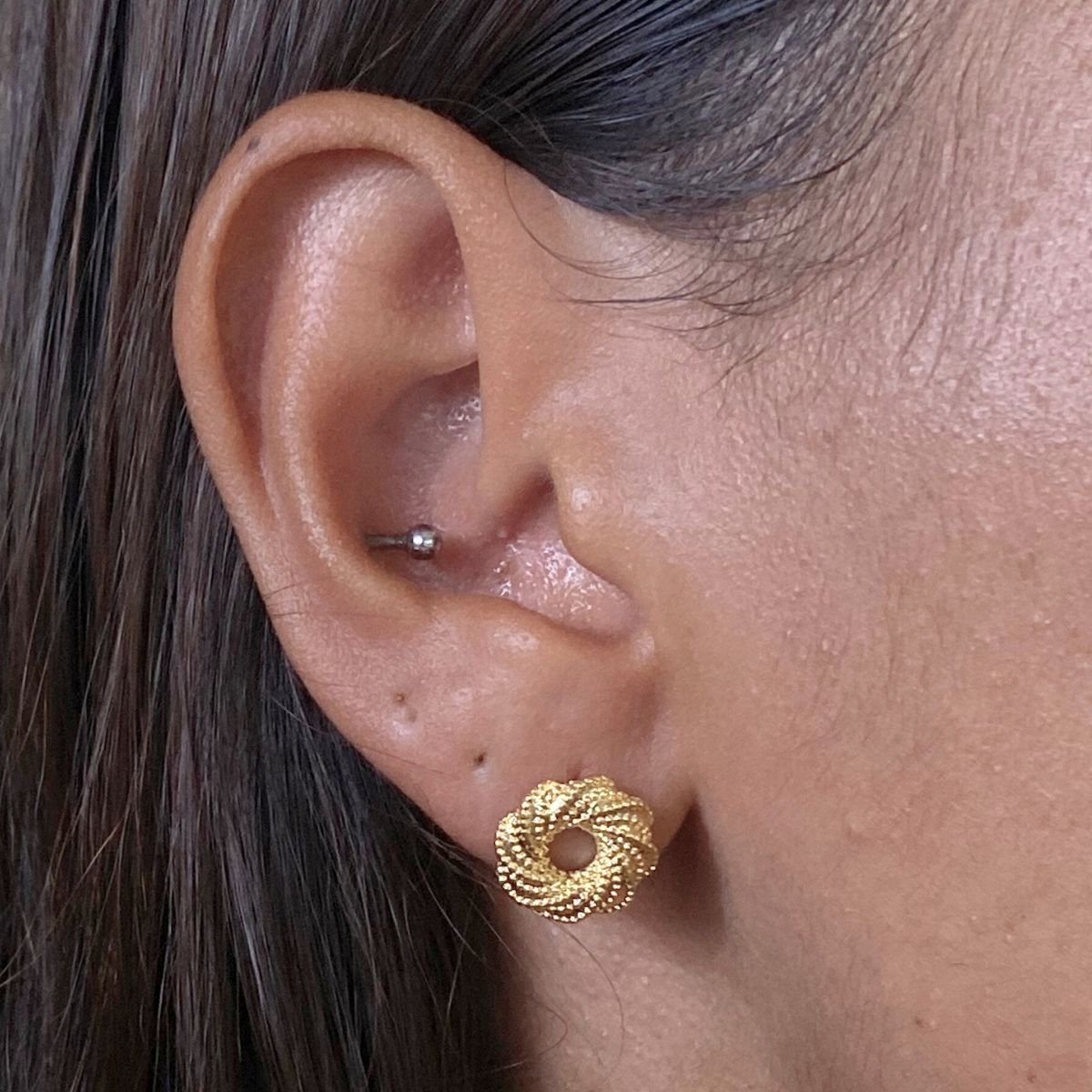 Brinco Redondo Trabalhado Pequeno Banhado a Ouro Dourado 3