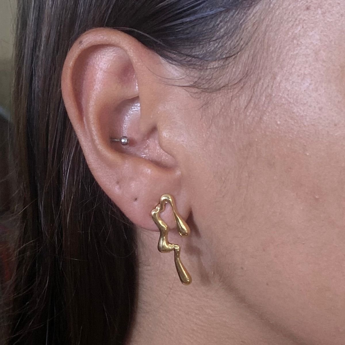 Brinco Organico Pequeno Banhado a Ouro Dourado 2