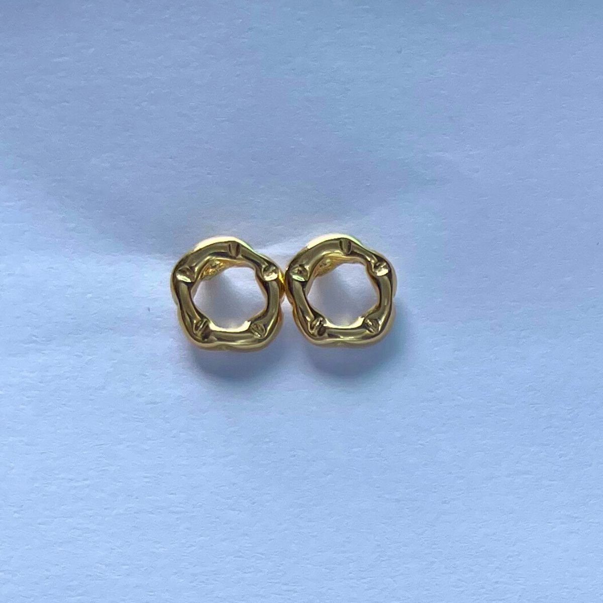 Brinco Organico Pequeno Banhado a Ouro Dourado 3