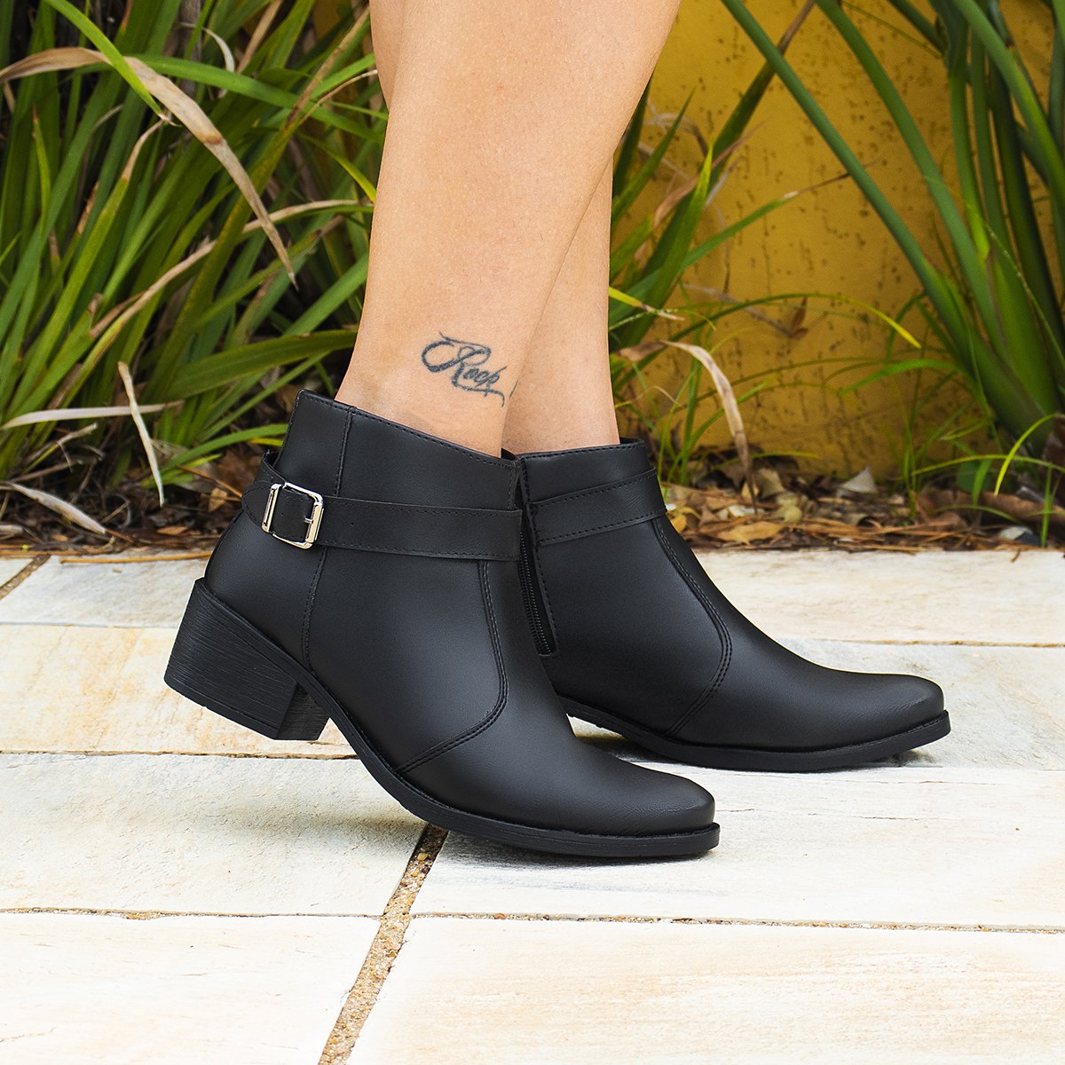 Bota Feminina Cano Curto Bredeni Coturno Com Fivela Ziper Preto 7