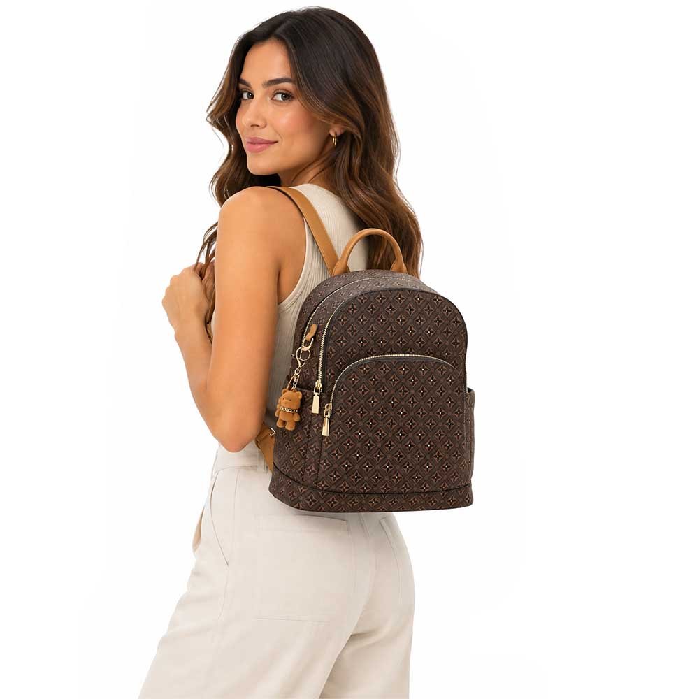 Mochila Chenson Feminina Monograma Cristal CG85744 Marrom 2
