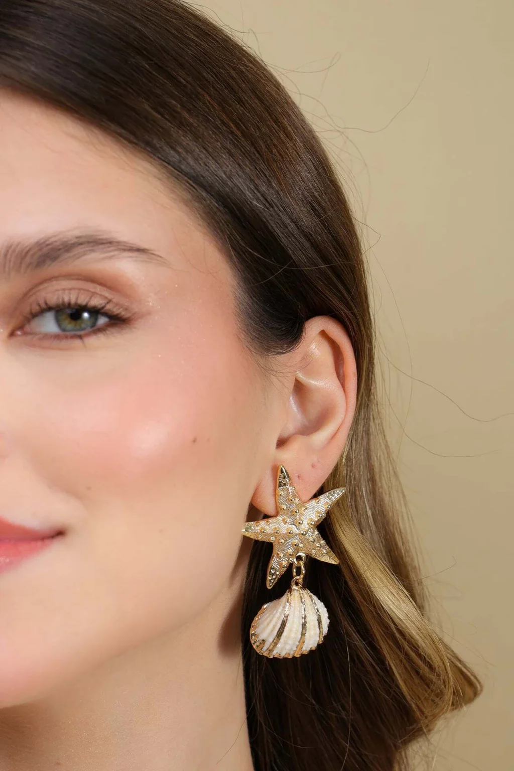 Brinco Estrela do Mar com Concha Branca Dourado 2