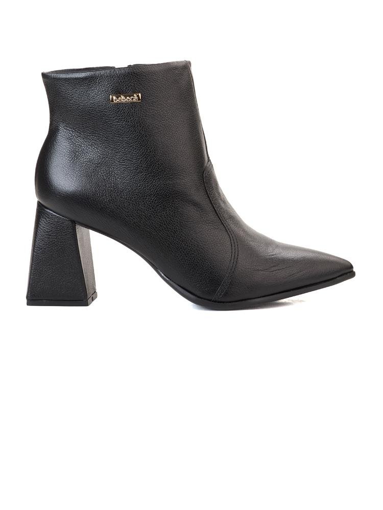 Bota Bebecê Ankle Boot Bico Fino em Couro com Placa de Metal Delicada