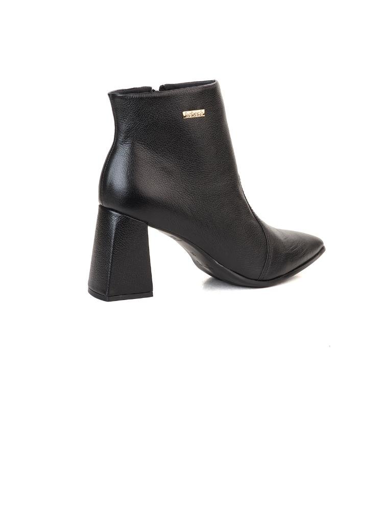Bota Bebecê Ankle Boot Bico Fino em Couro com Placa de Metal Delicada Preto 4