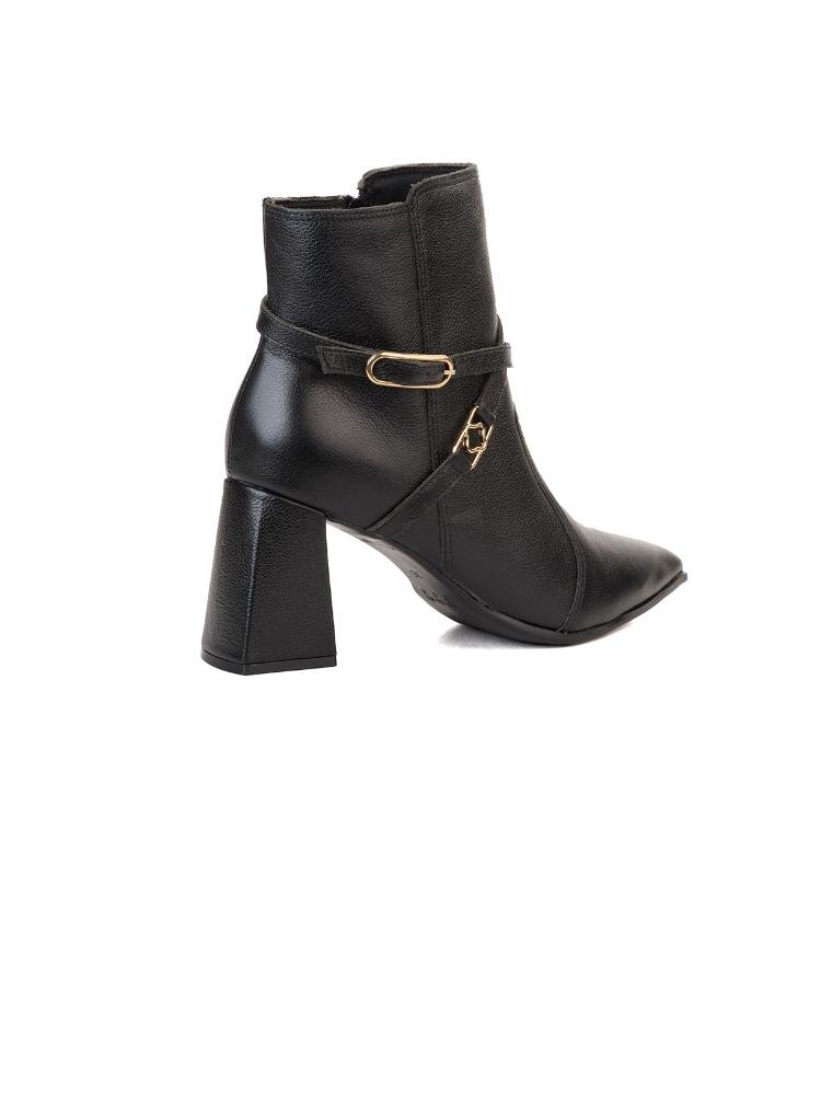 Bota Bebecê Bico Fino em Couro com Pulseira de Metais Preto 4