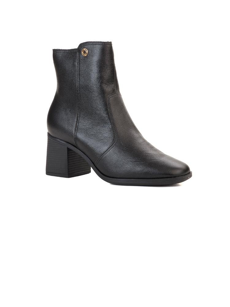 Bota Bebecê Clássica em Couro Bico Redondo com Pin de Metal Preto 3
