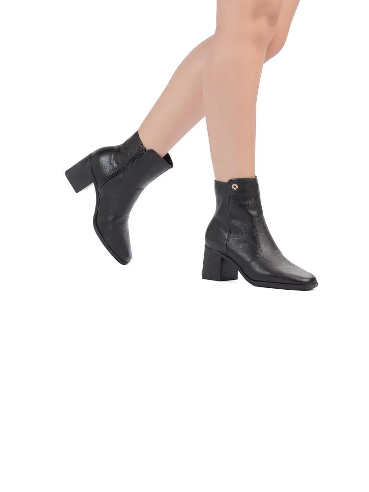 Bota Bebecê Clássica em Couro Bico Redondo com Pin de Metal Preto 2
