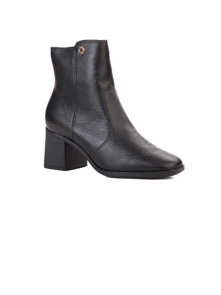 Bota Bebecê Clássica em Couro Bico Redondo com Pin de Metal Preto 3