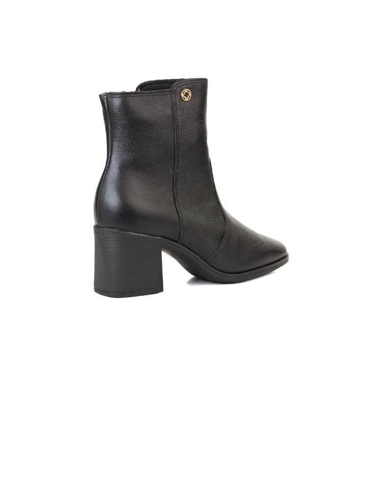 Bota Bebecê Clássica em Couro Bico Redondo com Pin de Metal Preto 4