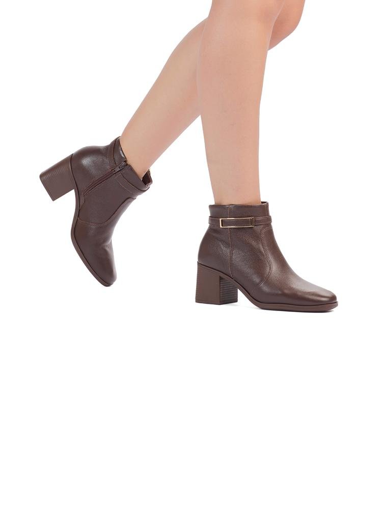 Bota Bebecê Ankle Boot em Couro Bico Redondo com Enfeite Minimalista Marrom 2