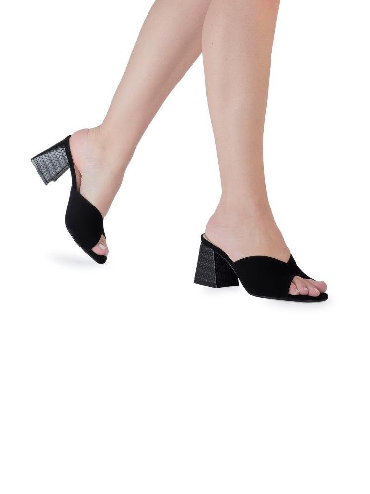 Tamanco Bebecê Caramelo com Tira Larga e Design Minimalista Preto 2