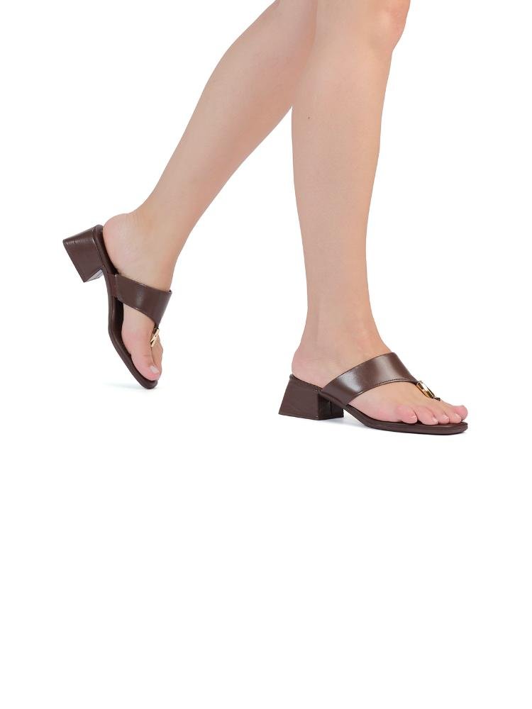 Tamanco Bebecê Thong Sandal com Detalhe Metal Casual Marrom 2