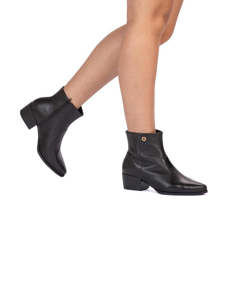 Bota Bebecê Couro Cano Curto Com Pin Preto 2