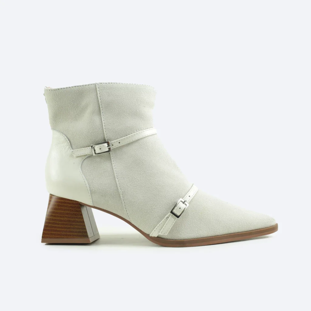 Bota Iris Cano Curto em Couro Camurça na Cor Off White