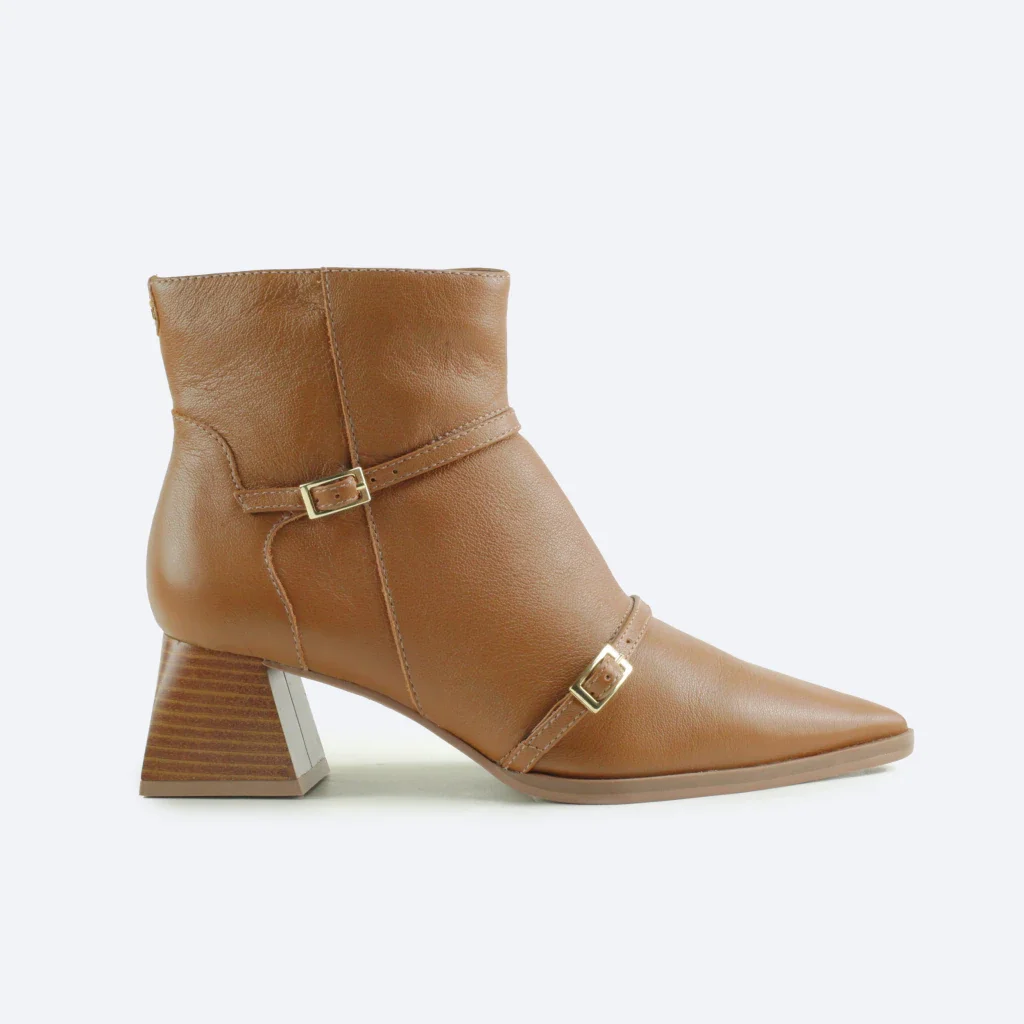 Bota Iris Cano Curto em Couro na Cor Caramelo
