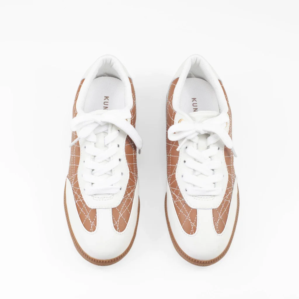 Tênis Cassey em Couro com Tecido Favo Cor Off White/Caramelo Marrom 2