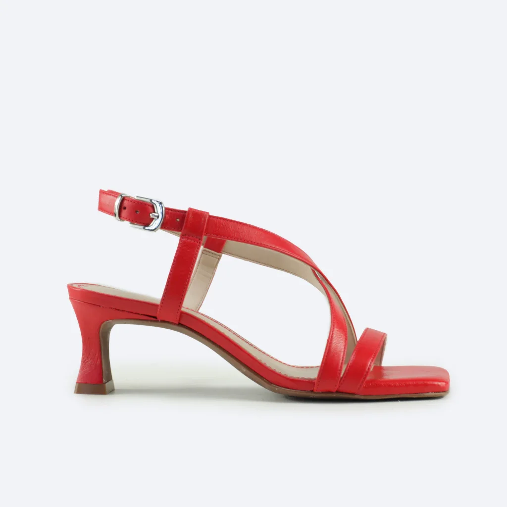 Sandália Clara em Couro na Cor Vermelha