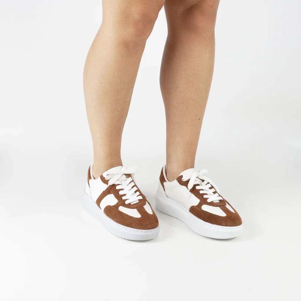 Tênis Ruby em Couro em detalhes Camurção Cor Caramelo/Couro Off White Branco/Marrom 2