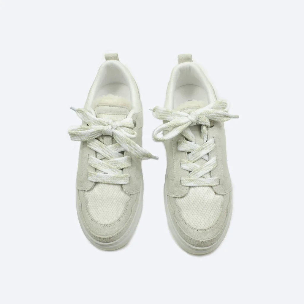 Tênis Vivian em Couro Camurça Cor off White Branco/Cinza 2