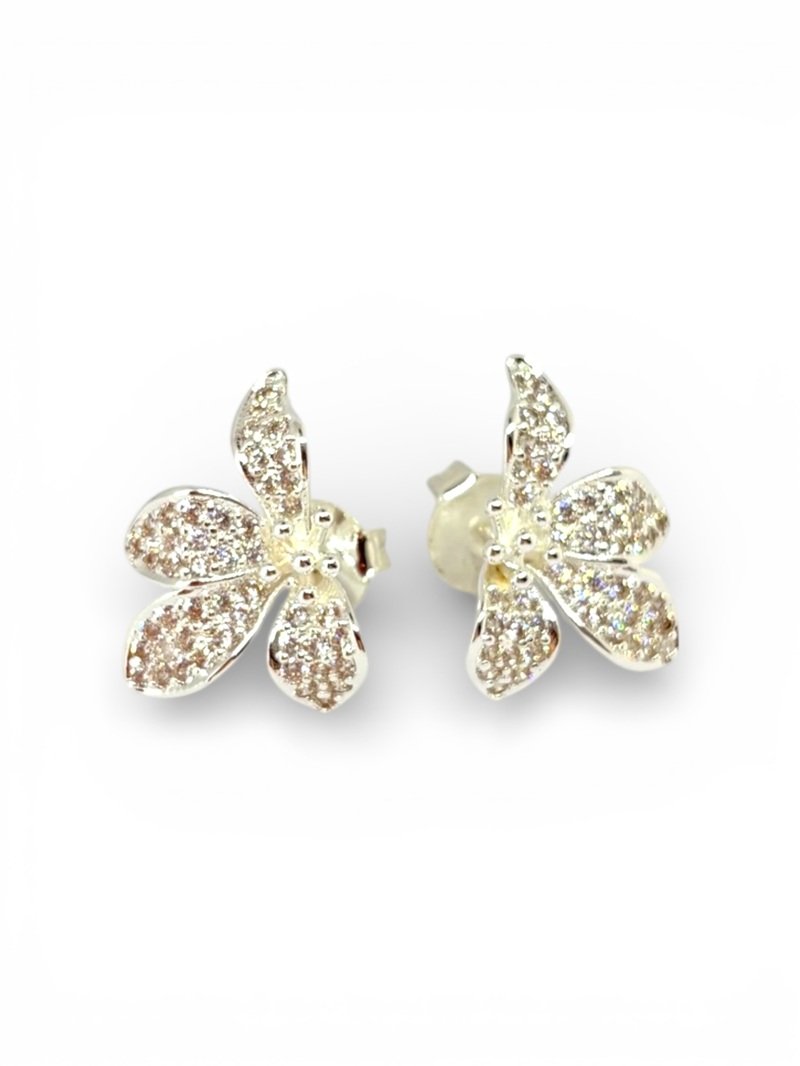 BRINCO FLOR CRAVEJADA PRATA