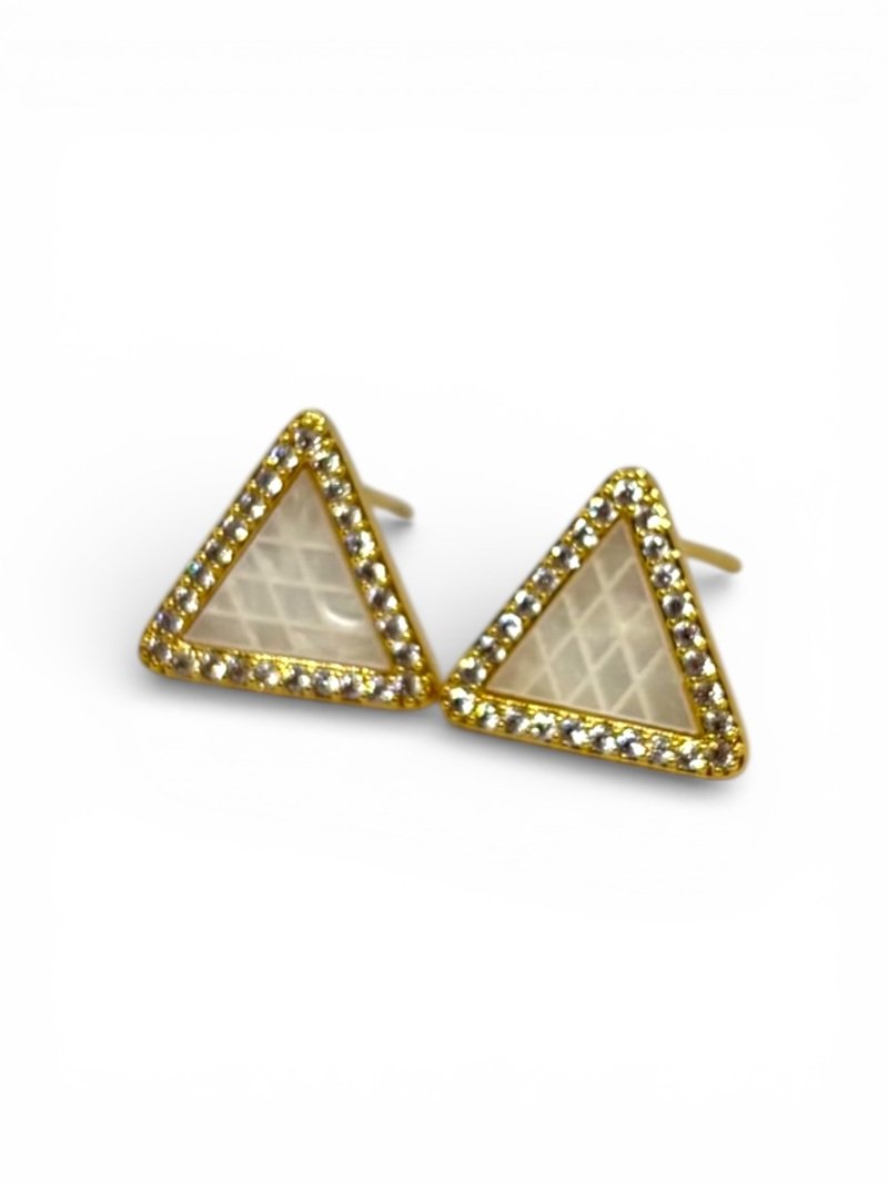 BRINCO TRIANGULO MADRE PÉROLA DOURADO Dourado 2