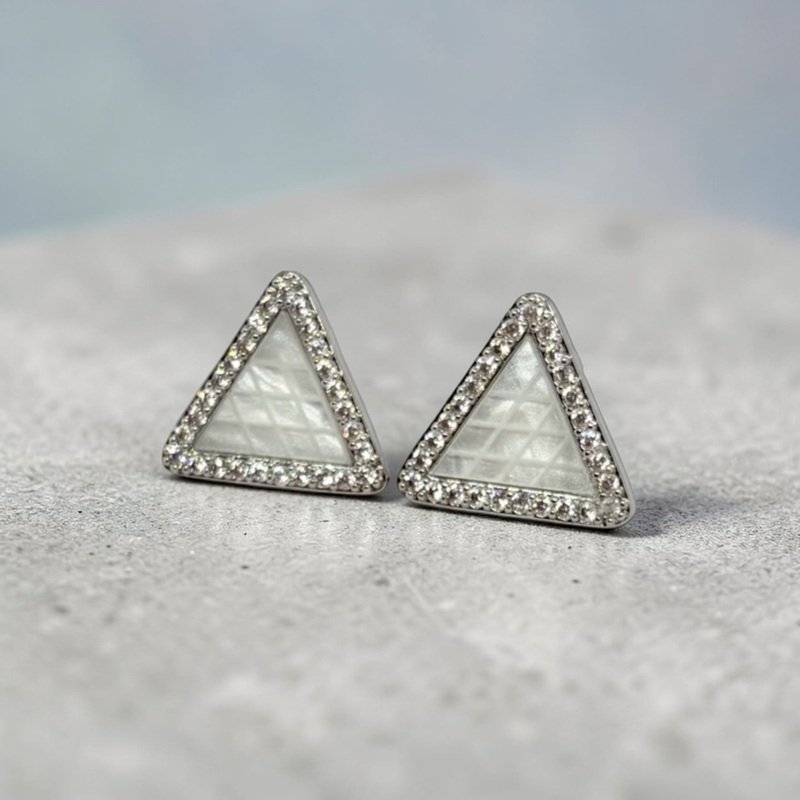 BRINCO TRIANGULO MADRE PÉROLA RÓDIO Prata 3