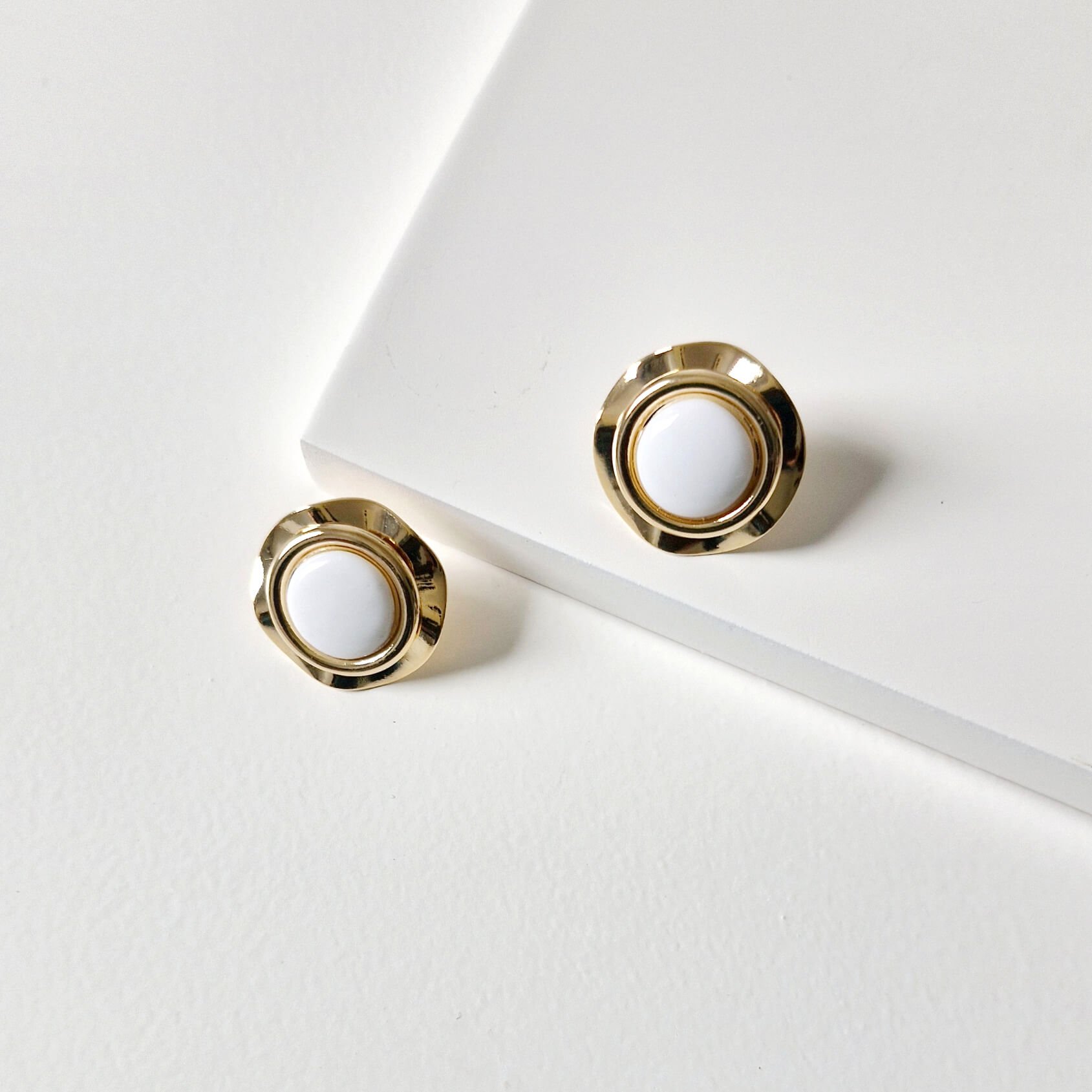 Brinco Verona Branco Dourado 3