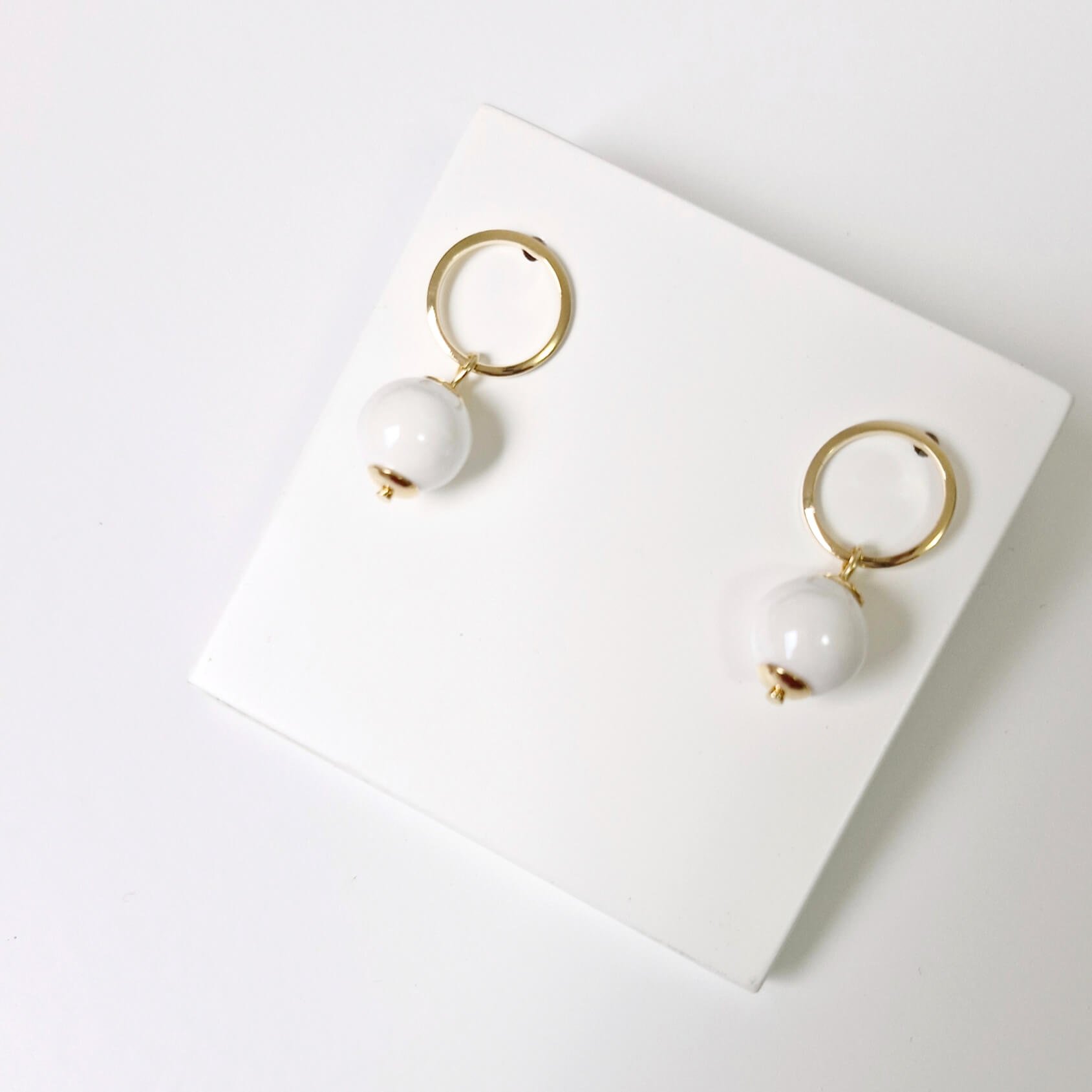 Brinco Basic White Dourado 3