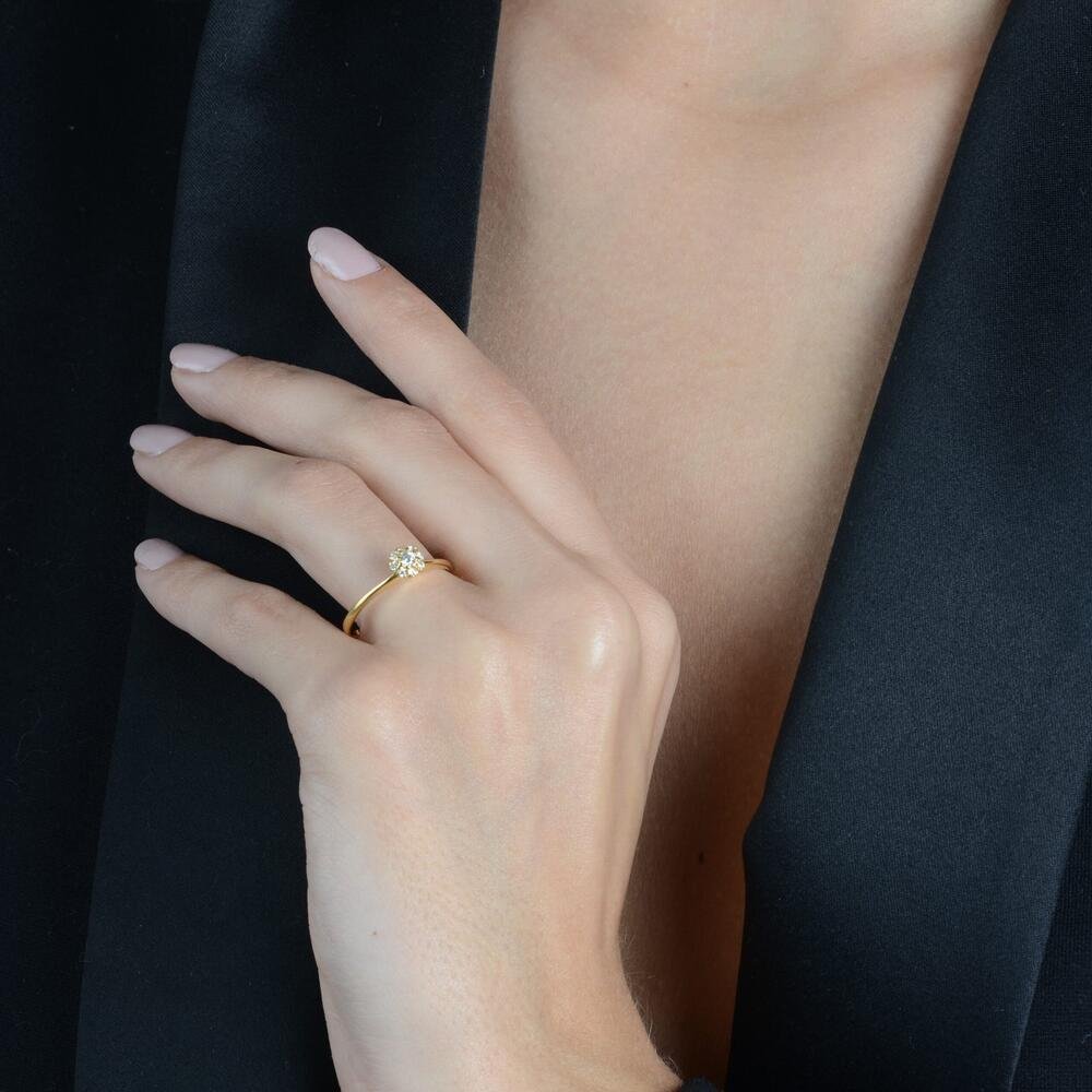 Anel Dourado com 9 Pedras de Zircônia Dourado 3