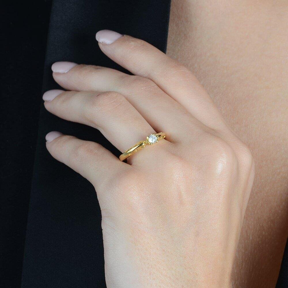 Anel Dourado Solitário Vazado com Pedra Zircônia Dourado 4