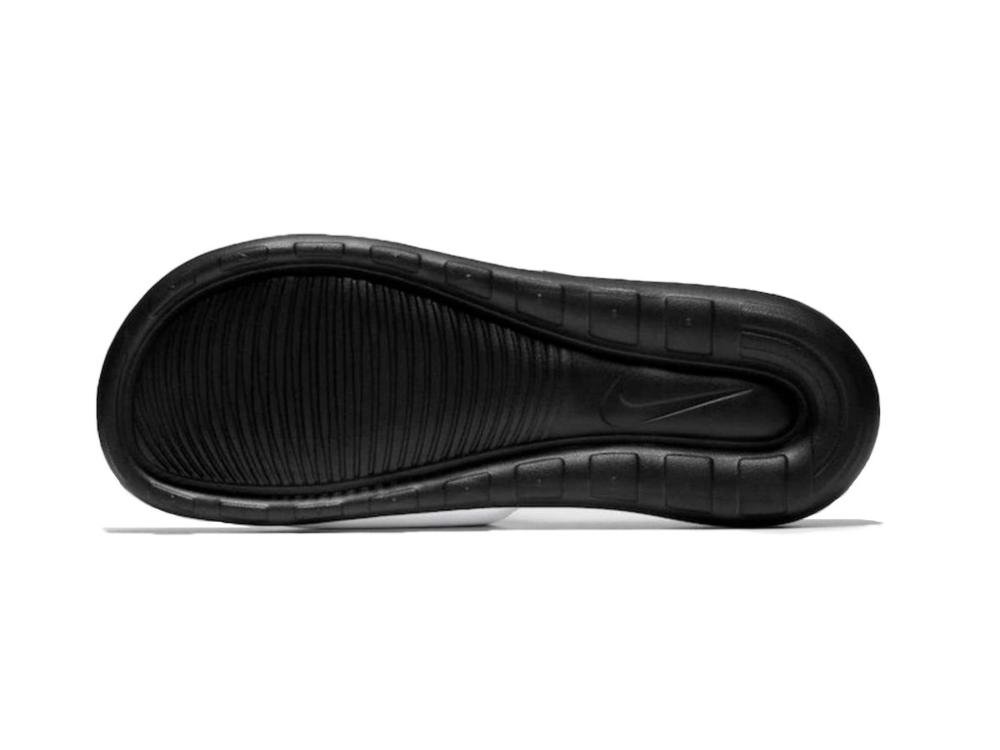 CHINELO NIKE SLIDE VICTORI ONE CN9675-005 PRETO BRANCO Preto/Branco 2